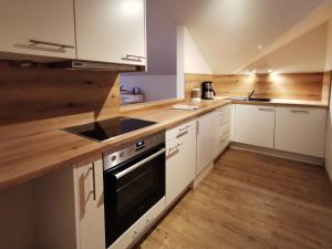 Kuchyň nebo kuchyňský kout v ubytování Ferienwohnung Dorfplatz