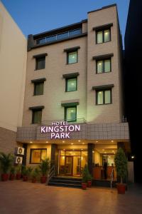 un bâtiment de parc de kitsch d'hôtel avec un panneau dessus dans l'établissement Hotel Kingston Park, Karol Bagh, New Delhi - 2 Mins from Metro, à New Delhi