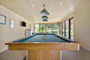 une table de billard au milieu d'une pièce dans l'établissement 2701-Romo-Klitvejen-18, à Sønderby