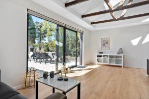 un salon avec une table et une grande fenêtre dans l'établissement 2701-Romo-Klitvejen-18, à Sønderby