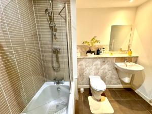 エディンバラにあるBritannia Ocean Park Apartments - Fast Wifi and Free Parkingの浴槽、トイレ、洗面台を備えたバスルーム