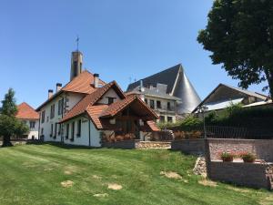 Casa blanca con techo rojo en Casa Rural Roncesvalles, en Espinal-Auzperri