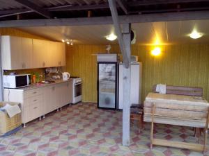 ノヴォミハイロフスキーにあるGostevoy Dom Comfortのキッチン(冷蔵庫、テーブル付)