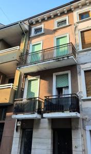 un bâtiment avec des balcons sur le côté dans l'établissement Bilocale tra Verona e Lago di Garda, à Bussolengo