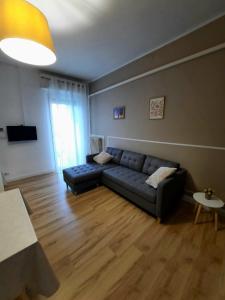 un salon avec un canapé et une table dans l'établissement Bilocale tra Verona e Lago di Garda, à Bussolengo