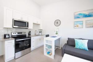 Dapur atau dapur kecil di Summertime Suites #53