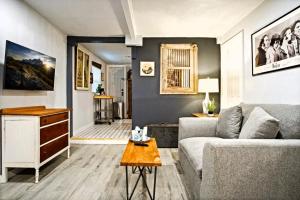 O zonă de relaxare la Stylish Studio Paseo Arts Full Kitchen #19c