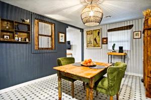 O zonă de relaxare la Stylish Studio Paseo Arts Full Kitchen #19c
