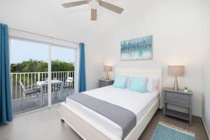 Ένα ή περισσότερα κρεβάτια σε δωμάτιο στο Summertime Suites #49