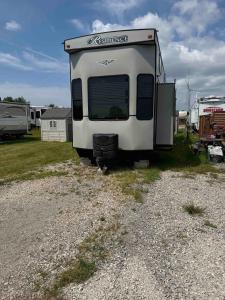 un camper è parcheggiato in un parcheggio di ghiaia di Maitland Shires Resort 