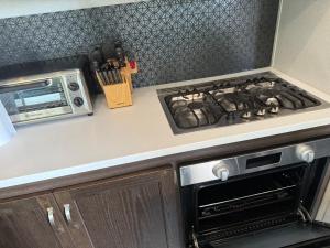 una cucina con fornello forno a microonde di Maitland Shires Resort 