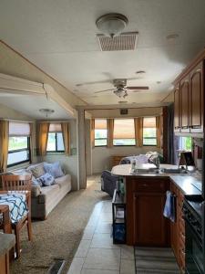 una cucina e un soggiorno con roulotte di Maitland Shires Resort 