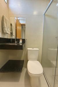 a bathroom with a toilet and a sink at Moderno e Aconchegante in Goiânia