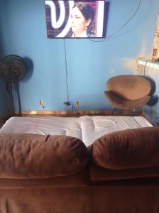 a bed in a room with a tv on the wall at Casa para COP 30 in Ananindeua