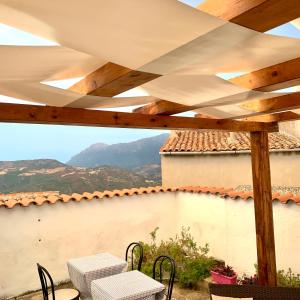 un patio con tavoli e sedie sul tetto di Da Angela a Orgosolo