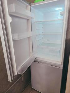 un réfrigérateur vide avec sa porte ouverte dans une cuisine dans l'établissement Tu refugio en el Corazón de la ciudad Perfecto para explorar caminar y descansar, à Santiago