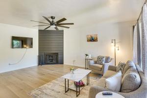Χώρος καθιστικού στο Pool and Hot Tub Access! Catalina Foothills Condo