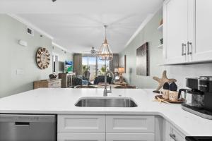 een keuken met witte kasten en een spoelbak bij Waterscape A522 - Beachy-Chic - Beach View - Beach Service in Fort Walton Beach