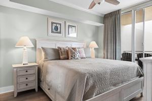 een witte slaapkamer met een bed en een raam bij Waterscape A522 - Beachy-Chic - Beach View - Beach Service in Fort Walton Beach +40 foto's
