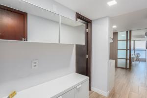 cocina con armarios blancos y comedor en BEIRA MAR- FLAT EXECUTIVE, en Recife 54 fotos más
