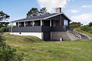una casa en blanco y negro en una colina en 0056-Romo-Lakolk-50, en Lakolk