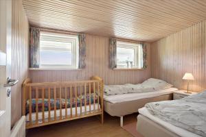 Habitación pequeña con 2 camas y cuna en 0056-Romo-Lakolk-50, en Lakolk