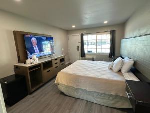 a bedroom with a bed and a flat screen tv at US Motel in Las Vegas +18 photos