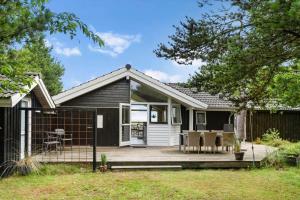 Bygningen som feriehuset ligger i + 22 billeder