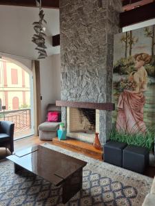 a living room with a fireplace and a table at Apartamento ao lado do Shopping Lamérica in Bento Gonçalves