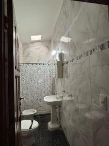 un baño con lavabo e inodoro en Residencia Acosta de León, en Santiago del Estero