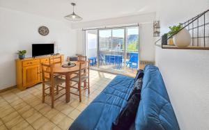 ein Wohnzimmer mit einem blauen Sofa und einem Tisch in der Unterkunft T2 Cosy à 800mètres de la mer in Saint-Jean-de-Monts + 26 Fotos