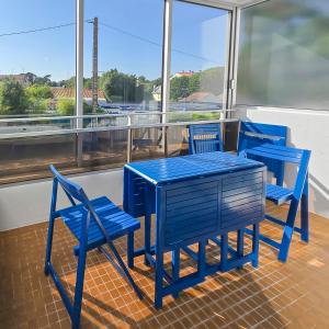 zwei blaue Stühle und ein blauer Tisch auf einem Boot in der Unterkunft T2 Cosy à 800mètres de la mer in Saint-Jean-de-Monts