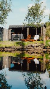 een huis naast een waterlichaam bij Natursee-Chalet,Spa mit Hot Tub,Jacuzzi,Sauna,Ponyhof,angeln in Twist