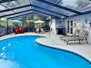 Bazén v ubytování Rivers Edge Retreat nebo v jeho okolí