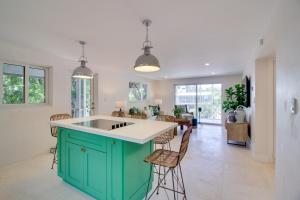 TavernierにあるSteps to Gulf Sleek Top-Floor Apt in Tavernier!の白いカウンタートップと緑のアイランドを備えたキッチン +17枚の写真
