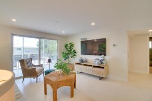 TavernierにあるSteps to Gulf Sleek Top-Floor Apt in Tavernier!のリビングルーム(テレビ、テーブル、椅子付)