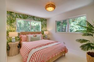 TavernierにあるSteps to Gulf Sleek Top-Floor Apt in Tavernier!のベッドと2つの窓がある寝室