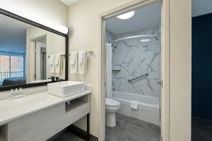 Φωτογραφία από το άλμπουμ του Suburban Studios McDonough South I-75 σε McDonough