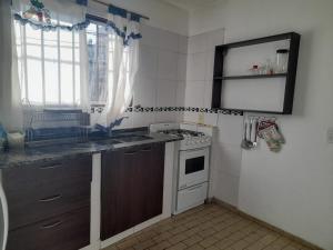 Η κουζίνα ή μικρή κουζίνα στο Apartamento LEO-BEL +3 φωτογραφίες