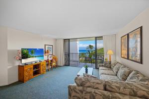 Una sala de estar con un sofá y un televisor de pantalla plana. en Kaanapali Shores 512, en Kaanapali