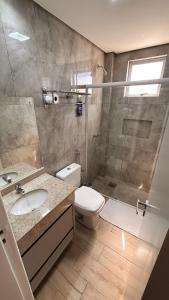 Un baño con ducha, inodoro y lavabo. en Pietro Angelo Hotel, en Foz do Iguaçu