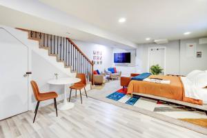 Un dormitorio con una cama y una escalera. en KING Bed FREE Parking English Basement, en Washington