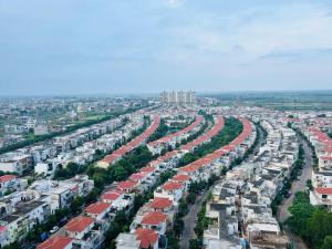 une vue aérienne sur une ville avec de nombreux bâtiments dans l'établissement MyHaven, à Greater Noida