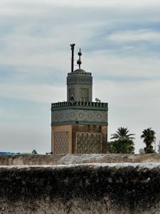 非斯Riad Dar Iman的一座顶部有十字架的清真寺 更多52张照片