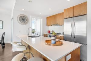 Kuchyň nebo kuchyňský kout v ubytování Modern 2BR Condo in Trendy Yaletown with Balcony Views