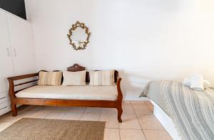 Habitación con banco y espejo en la pared. en Earthy House - 1, en Mesariá