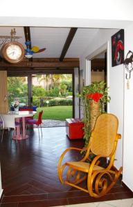 a living room with a chair and a table at Villetta Su Canale Navigabile in Furnari