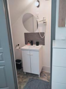 a bathroom with a white sink and a mirror at Cosy logement Hyper Centre-ville in Quimper