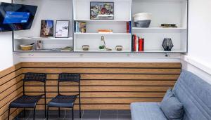 a bar with two chairs and a couch at Cosy logement Hyper Centre-ville in Quimper