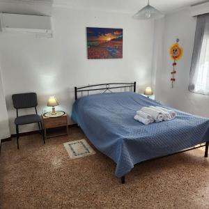 una camera da letto con un letto con asciugamani sopra di Beautiful and Remodeled Apartment 1A a Mytilini